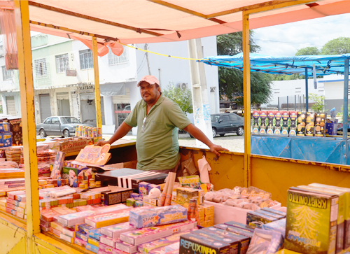 Mesmo diante do pouco movimento barraqueiros esperam lucrarem com vendas de fogos