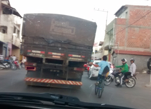 Estudante arrisca a vida ao pegar ' ponga' em traseira de caminhão