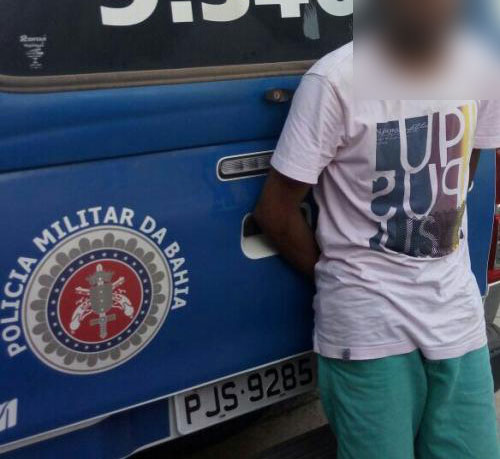 homem é detido após ser flagrado com droga na Avenida Exupério Pinheiro Canguçu em Brumado