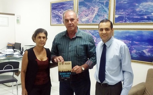 Livro Memória: Limites e Validade, do escritor Rui Medeiros, é doado à Biblioteca de Brumado