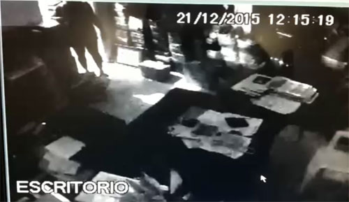 Em Guanambi mulher entra em loja e furta do escritório mais de R$ 100 mil em cheques; veja o vídeo
