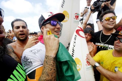 Gabriel Medina é campeão mundial de surfe