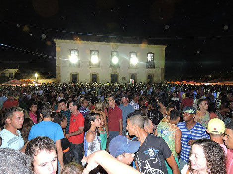 Uma multidão prestigiou o segundo dia do carnaval de Rio de Contas