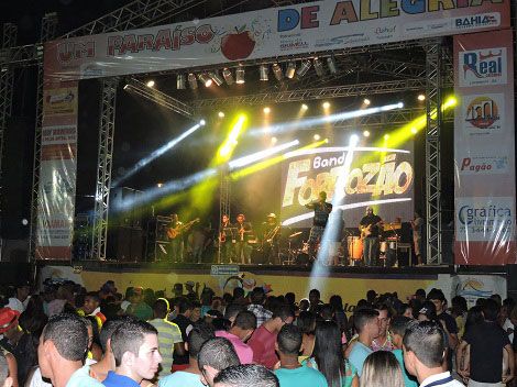 Uma multidão prestigiou o segundo dia do carnaval de Rio de Contas