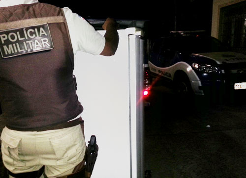 Após furtarem geladeira, indivíduos abandonam ao avistarem a polícia