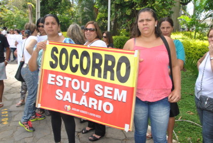 Com salários atrasados, terceirizados de escolas estaduais realizam paralização