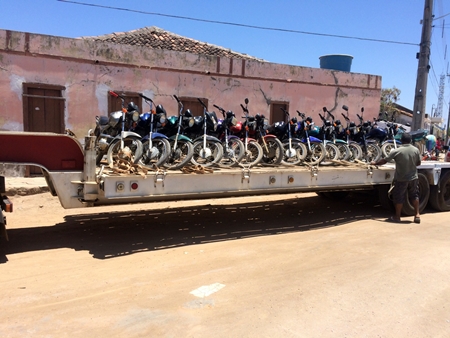 Dezenas de motocicletas com restrições foram retiradas de circulação em operação da polícia