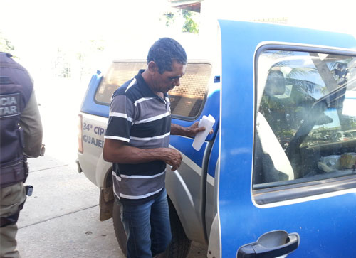 Por ciúmes pai agride a filha e é preso; uma arma também foi encontrada na residência