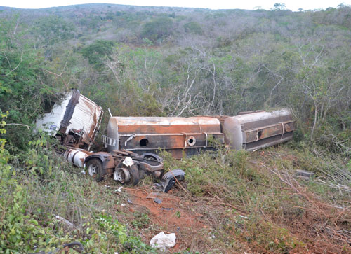 Carreta do Grupo Róbinson Nunes tomba na BR - 030