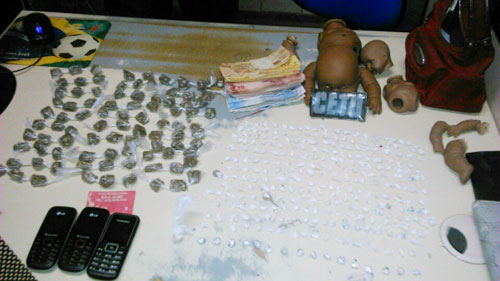 Duas mulheres são presas após polícia dá 'Baixa' no tráfico em Guanambi