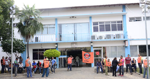 Guardas municipais deflagram greve e acampam em frente a prefeitura