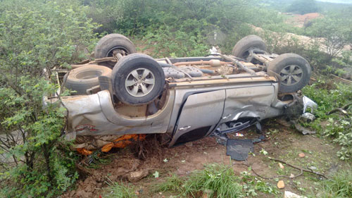 Carro ocupado por três pessoas capota na BR – 030, próximo a Sussuarana