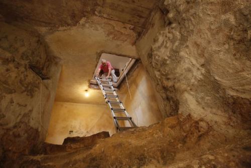 Troca de piso em casa de Jerusalém revela banheiro milenar escondido