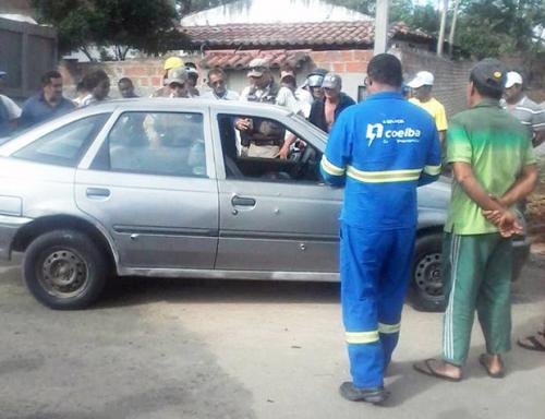 Homem é morto a tiros dentro de carro enquanto esperava pelo filho