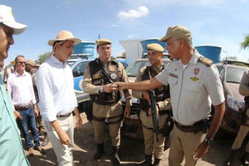Governo entrega viaturas e títulos de terra em Ibicoara