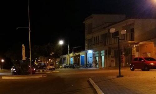 População de Ibitira cobra manutenção da iluminação pública; ruas e praças às escuras