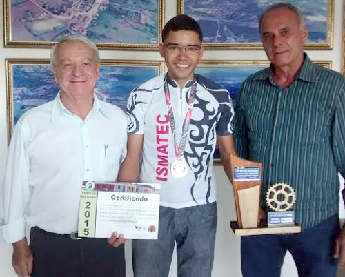Ciclista brumadense Igor Moreira recebe os cumprimentos do prefeito Aguiberto e do secretário Miguel Lima Dias