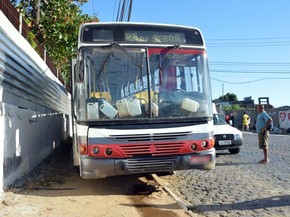 Idoso morre ao pular de ônibus em movimento e se chocar em poste