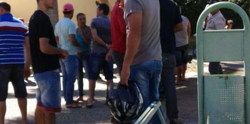 Operários responsáveis pela construção do Centro Administrativo de Caetité realizam protestos na porta da Prefeitura