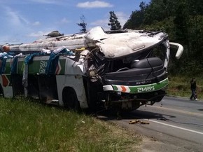 Ônibus da São Geraldo, com com 31 passageiros e um motorista, tombou. 08 mortes já foram confirmadas