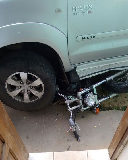 Moto vai parar debaixo de Hilux em suposta tentativa de homicídio em Ituaçu