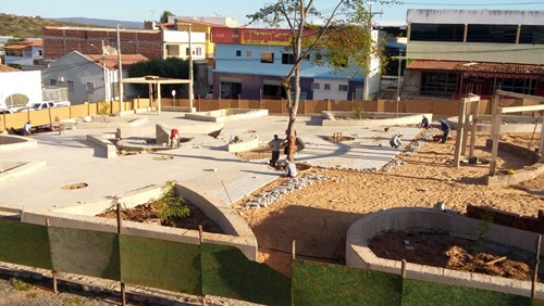 Prefeito Aguiberto visita obras da Praça do Jurema; inauguração será no aniversário da cidade