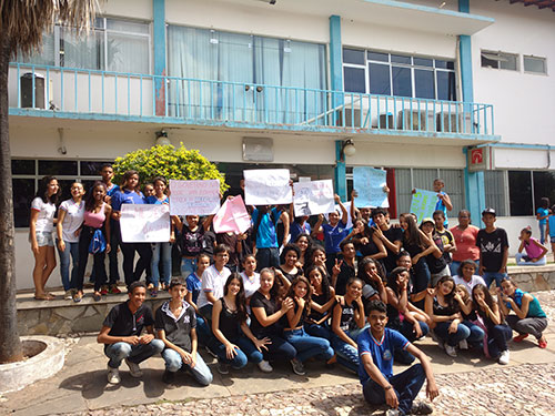 Estudantes protestam em frente a prefeitura de Brumado contra projetos impopulares