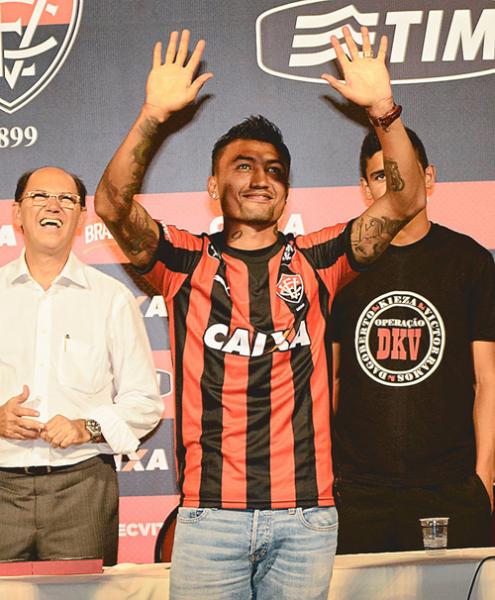 Vitória precisa do triunfo e da pontaria de Kieza contra o Flamengo de Guanambi