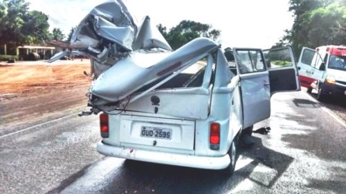 Três morrem e três ficam feridos em colisão envolvendo kombi e carreta na BR 101