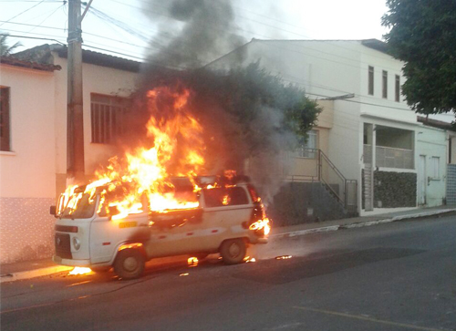 Kombi pega fogo em plena Rua Barão de Caetité