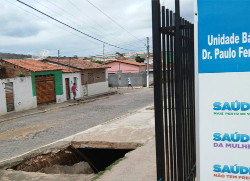 Lage de galeria de esgoto cede e atendimento em unidade de saúde fica prejudicado