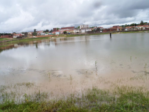 Chuva forte em Aracatú faz nível de água da lagoa da cidade subir