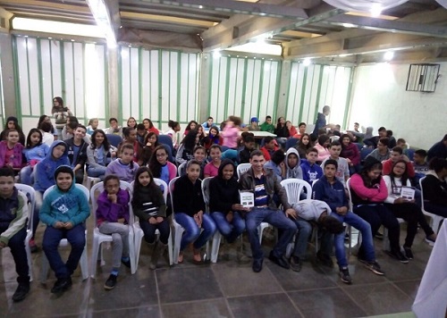 Escritores aracatuenses fazem lançamento de livro em Vitória da Conquista