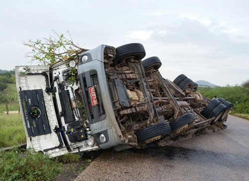 Caminhão carregado de dormentes tomba na BR – 030, Próximo a fábrica de cimento