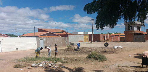 Guanambi: No Bairro Santo André populares se cansam de esperar pela prefeitura e fazem capina por conta própria