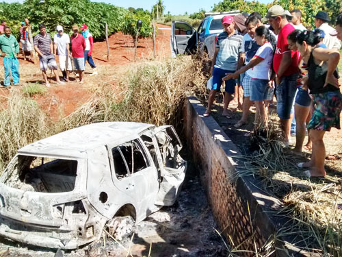 Pelo menos duas pessoas morreram carbonizadas após veículo pegar fogo em Livramento