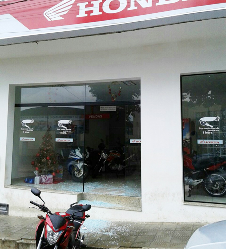 Menor quebra vidraça de concessionária e tenta furtar moto de R$ 26 mil