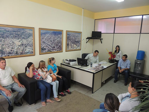 Há meses sem pagamento, terceirizados do Estado busca apoio de vereador para a solução do problema