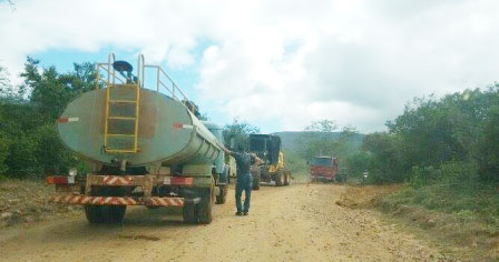 Weliton Lopes acompanha patrolamento de estrada em Ubiraçaba e solicita outras benfeitorias para região 