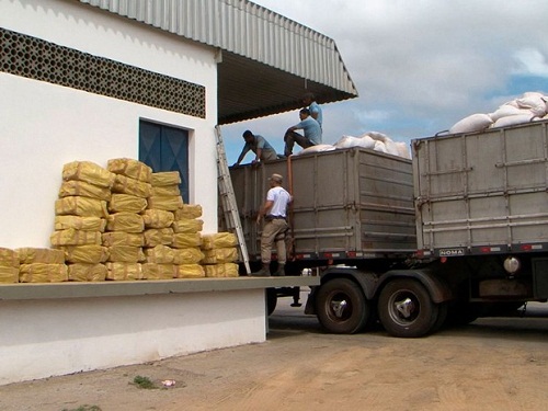 Polícia descobre mais uma tonelada de maconha em carreta bitrem na BA