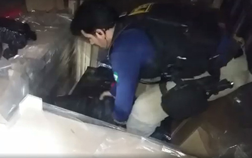 PRF apreende 1,5 tonelada de maconha escondida em caminhão com carga de embalagens