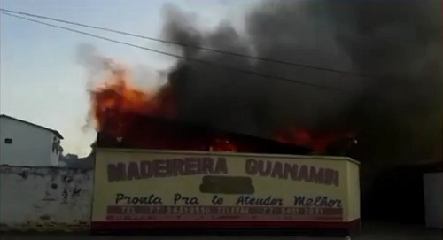 Madeireira é atingida por incêndio em Guanambi