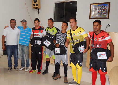 Em parceria com o Jogador Naldo a prefeitura de Maetinga entregou material esportivo á seleção local