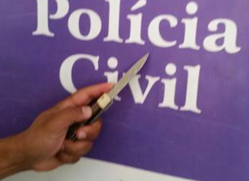 Após encontrar canivete debaixo de travesseiro mulher procura a polícia e acusa o esposo de planejar sua morte