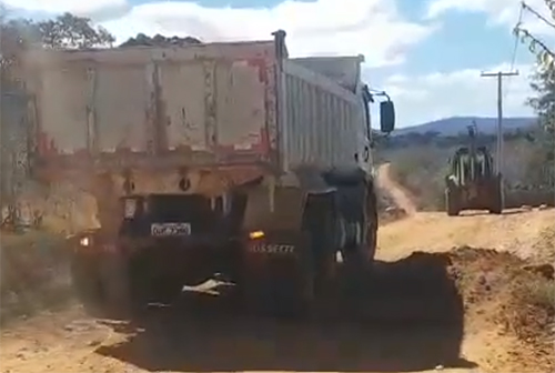 Prefeita de Malhada de Pedras acompanha as obras de recuperação das estradas vicinais do município