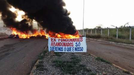 Vídeo: Ex-funcionários da Itaguarana se manifestam contra o não pagamento de benefícios 