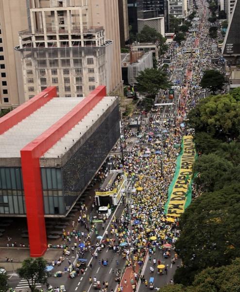 Manifestantes protestam em apoio à Lava Jato em São Paulo