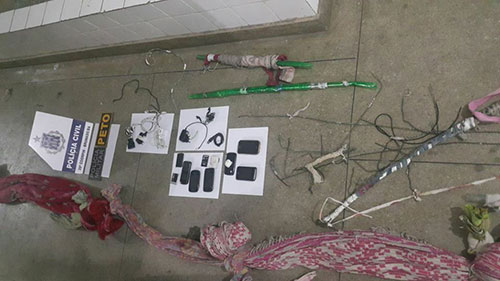 Polícia realiza revista na carceragem da Delegacia de Brumado; drogas e outros materiais foram encontrados