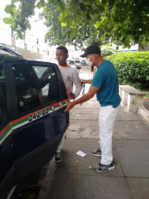 Conquista: Mau cheiro em praça leva taxista a trabalhar de máscara