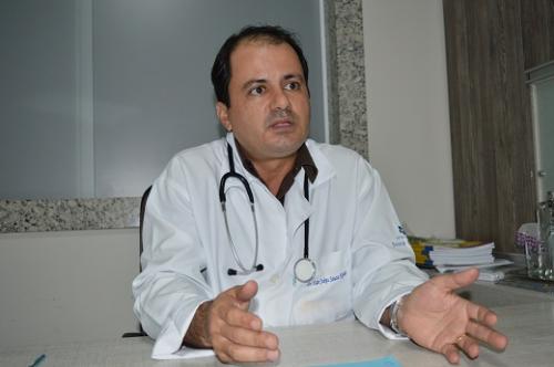 Em primeiro lugar nas pesquisas para prefeito de Jussiape, médico Éder Jakes disse ter sido demitido por retaliação política